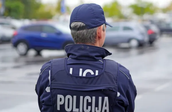 Policisti zaradi varovanja premoženja okrepili navzočnost na poplavljenih območjih