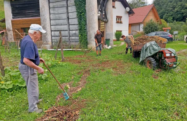 Družina Čufer čisti posledice naliva, že takoj so pomagali gasilci. 