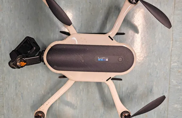 Dron znamke GoPro išče lastnika.