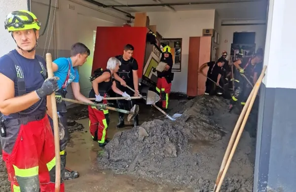 Razdejanje, ki so mu priča, je presenetilo tudi najbolj izkušene 
primorske gasilce.