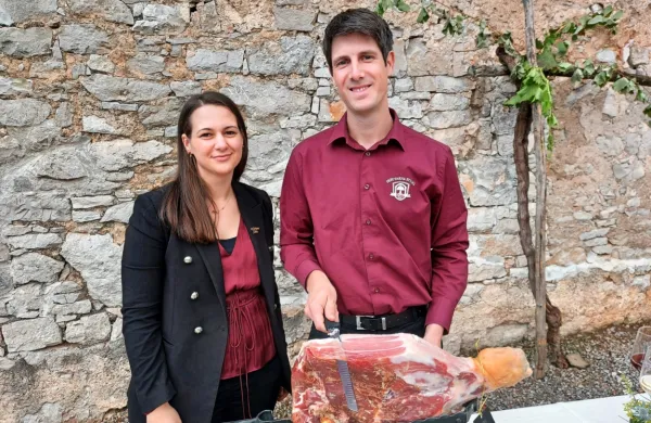 Maja Ščuka in Dane Božič skrbita, da se bogata družinska tradicija domače pršutarne nadaljuje. 