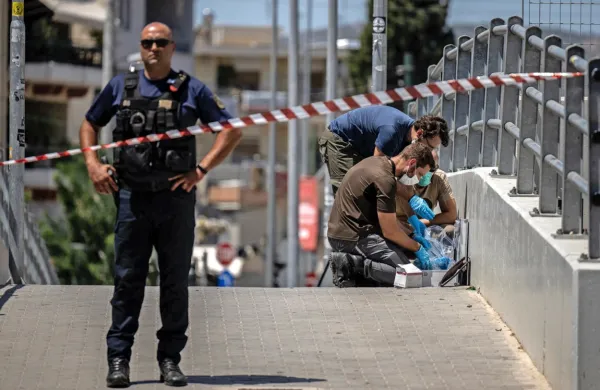 Policisti blizu kraja pretepa navijaških skupin  iščejo sledi, ki bi jih pripeljale do morilca.