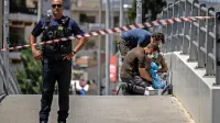 Policisti blizu kraja pretepa navijaških skupin  iščejo sledi, ki bi jih pripeljale do morilca.