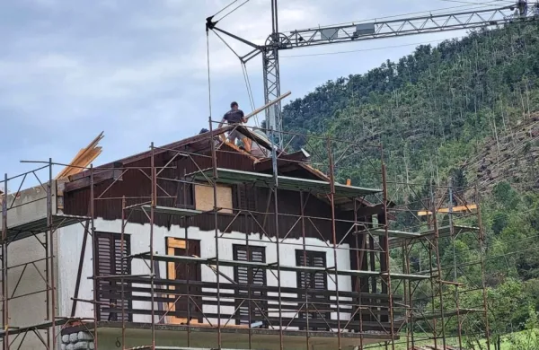 Vse poškodovane hiše v vasi imajo zagotovljenega krovca, ponekod obnova streh že poteka. 