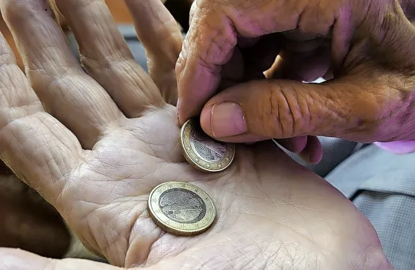 Zveza društev upokojencev Slovenije poziva vlado k izredni 
uskladitvi pokojnin januarja vsaj v višini 1,8 odstotka.