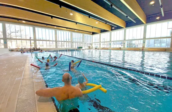  Zimski bazen so odprli konec lanskega februarja. Medtem ko se  
zavod za šport in občina ne moreta sporazumeti, ali je izvajalec 
odpravil  pomanjkljivosti, je zadnje neurje potrdilo, da objekt 
pušča. 