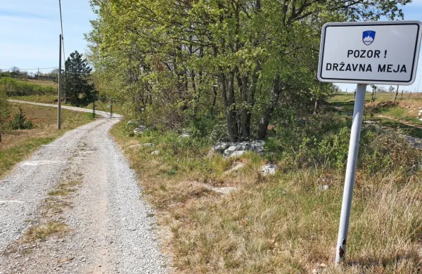 Ukrajinec je    Iračane   s  kom bijem pripeljal  do  Tunišev,  kjer  so  nato  izstopili  in  mejo prečkali  peš.  