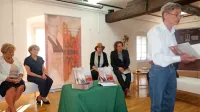 Dragica Basile, Alenka H. Felc, Jana Vizjak, Miro Božič in v ospredju Silvij Božič ob prebiranju utrinkov iz 
posthumno izdane knjige dr. Jožeta Felca.
