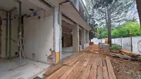 Mesec in pol prostori samevajo, zdaj se delavci vračajo, dela se bodo nadaljevala v pospešenem ritmu.  