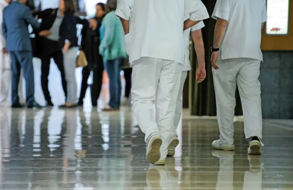 V petek bo poveljnik Civilne zaščite Srečko Šestan izdal odredbo, 
s katero bo ne glede na ponedeljkov prost dan predvidoma odredil 
delo tudi zaposlenim v javnih zdravstvenih zavodih in pri koncesionarjih v javni zdravstveni mreži.