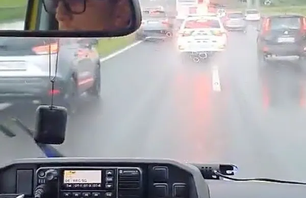 Postojnskim reševalcem so morali v nedeljo na nujni vožnji skozi 
gnečo utirati pot policisti. 