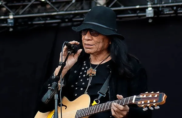 V torek je umrl enigmatični ameriški kantavtor Sixto Rodriguez, ki 
je ponovno zaslovel z dokumentarcem Searching for Sugar Man.