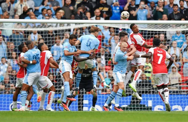 Nogometaši Manchester Cityja (v svetlejših dresih) in Arsenala so 
se za ogrevanje pomerili v angleškem superpokalu. 
