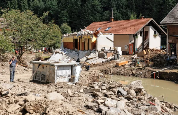 Pomoč Ukrajine Sloveniji vključuje pet bagrov in 14 ostalih vozil z 
ekipami, ki jih bodo uporabili v Zgornji Savinjski dolini.