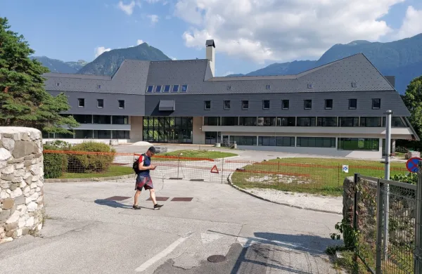 Garažo bodo zgradili pod platojem pred hotelom, veliko dela je v notranjosti stavbe. Hotel Kanin naj bi 
odprli spomladi prihodnje leto.