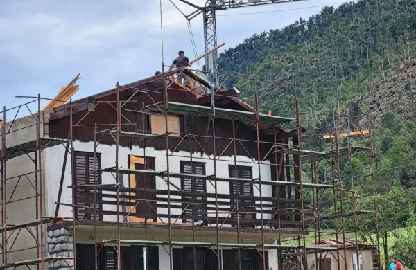 V Čepovanu se je obnova streh po hudi ujmi  začela.  