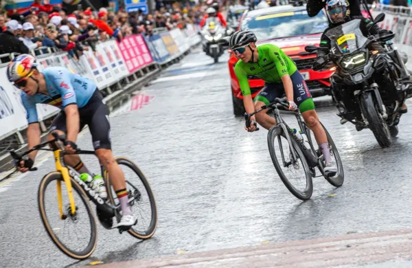 Wout van Aert (levo) in Tadej Pogačar bosta danes tekmeca tudi  v 
bitki z uro.  