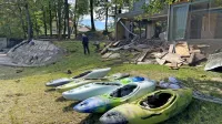Po delovni akciji  so kajakaši in prostovoljci iz uničene stavbe KZS 
v Tacnu rešili le malo uporabnega.