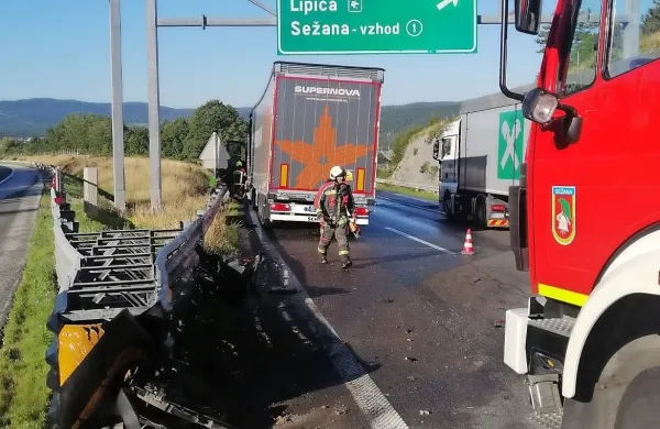 Voznik tovornjaka je oplazil ograjo in prebil rezervoar z gorivom.