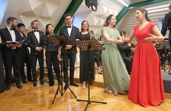 Traviato so pevci, dirigenti in glasbeniki Operne akademije 
Pehlivanian v Idriji odlično izvedli na nekaj kvadratnih metrih 
prostora.