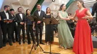 Traviato so pevci, dirigenti in glasbeniki Operne akademije 
Pehlivanian v Idriji odlično izvedli na nekaj kvadratnih metrih 
prostora.