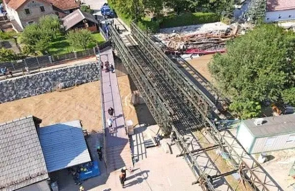 Montažni most pri gasilskem domu v Prevaljah, ki ga postavlja 
nemška ekipa, je že skoraj končan.

