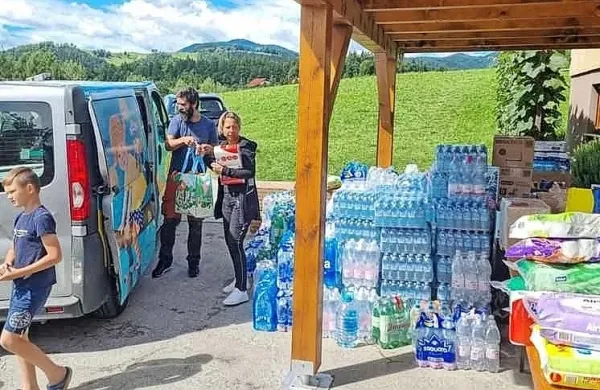 Zbirajo pomoč, a potrebujejo tudi pridne roke