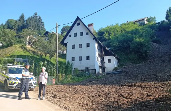 Idrijski policisti so   pomagali obvarovati zaradi plazov ogrožene 
stanovalce in njihove hiše.