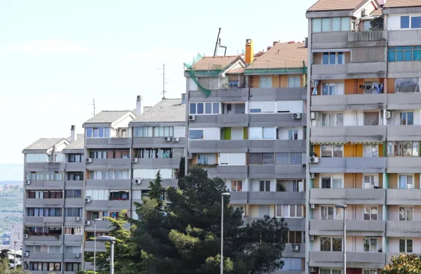 Lastnike od tega, da bi  stanovanje oddali skladu, odvrača prenizka 
najemnina.