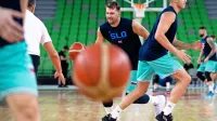 Luka Dončić v ospredju, desno je debitant na svetovnem prvenstvu 
Bine Prepelič.