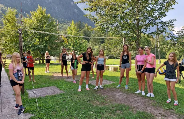 Poleg učenja jezikov  otroke  in mladostnike od desetega do 15 leta 
starosti vključujejo v razne športne in socialne igre. 
