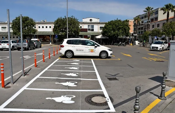 Motoristi lahko svoje motorje odslej brezplačno parkirajo  tudi na 
parkirišču za taksije.