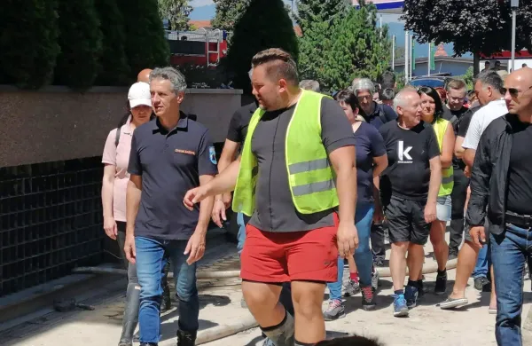 Boštjan Šefic skrit v sredini v tretji vrsti v premierjevem spremstvu 
v ponedeljek v Komendi. 