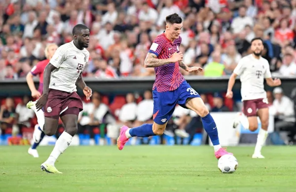 Benjamin Šeško (z žogo) je že oblekel dres Leipziga na dvoboju 
nemškega superpokala z Bayernom. Kakšen bo njegov ognjeni 
krst v bundesligi?