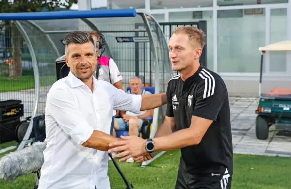 Pred tekmo sta bila nasmejana oba - koprski trener Zoran 
Zeljković (levo) in začasni trener Mure  Darjan Slavic.