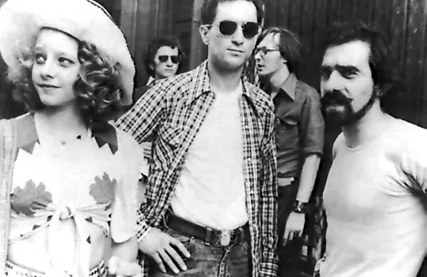 Robert de Niro (v sredini) na snemanju Taksista, levo Jodie Foster. 
desno Martin Scorsese