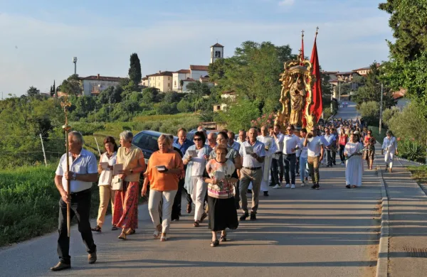 Posebnost rožnce je procesija,  v kateri fantje na ramenih nosijo 
450 kilogramov težak Marijin kip. 