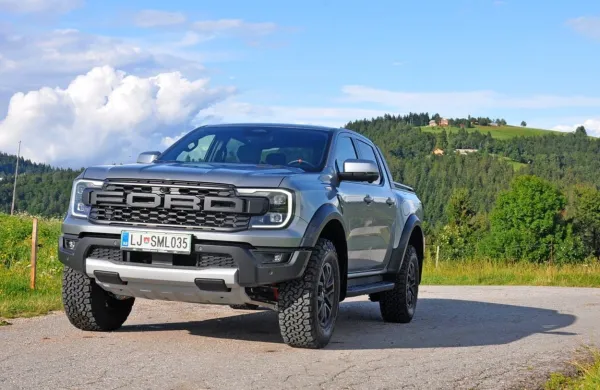 Rangerja raptorja poganja zmogljiv trilitrski šestvaljni bencinski 
motor z dvojno turbino v povezavi z desetstopenjskim samodejnim menjalnikom.  
