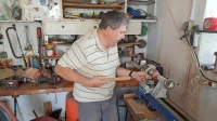 Delavnica, kjer  ustvarja različne lesene izdelke, je njegov drugi 
dom, predvsem pa velika pomoč in spodbuda pri okrevanju.