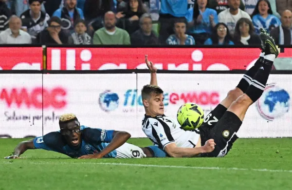 Jaka Bijol (desno) bo tudi v letošnji sezoni imel opravka z 
najboljšim strelcem zadnje izvedbe serie A, Victorjem Osimhenom. 