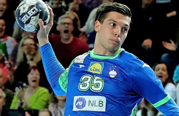 Slovenski rokometni reprezentant in član katalonskega velikana 
Barcelone Domen Makuc si je  poškodoval koleno.