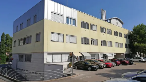 V prizidku v vrhnji etaži v ospredju fotografije bodo  center za krepitev zdravja, klinična psihologinja, sejna 
soba,  kabineti in  pisarne, v  prizidku skrajno desno pa bo nova telovadnica za fizioterapijo.  