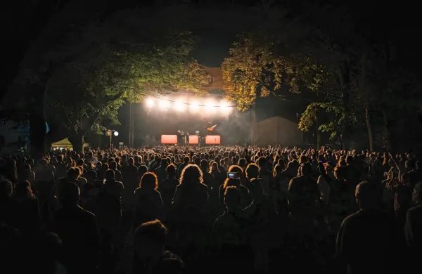 OverJam naj bi  skupaj s festivalskimi in dnevnimi gosti privabil na 
Sotočje okoli 15.000 ljudi iz vsega sveta.