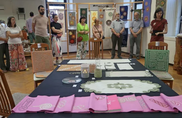 Rezultati študijskega krožka Volna v čipki na dveh razstavah v Spodnji 
Idriji.