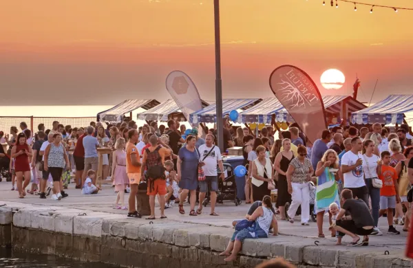 Na nekdanjem carinskem pomolu je izolsko turistično združenje 
organiziralo tudi Pomol okusov.