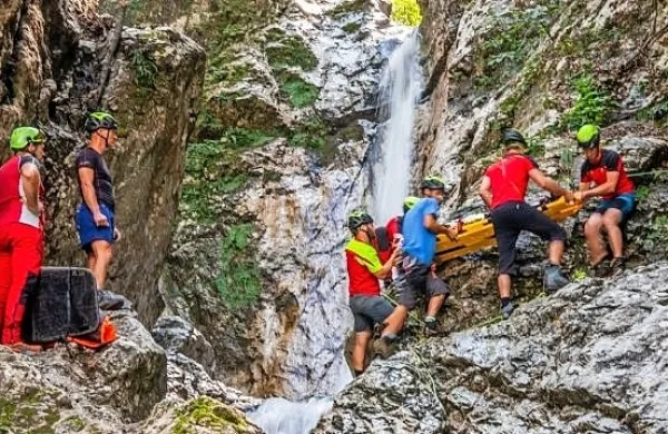 Iz tolmuna, v katerem je očitno nerodno pristala, so gorski reševalci mlado Madžarko odnesli na nosilih.