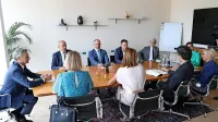 Predstavniki   koalicijskih  in  opozicijskih  strank  so  se  strinjali, da  je  
bil  sestanek   o ukrepih  po  poplavah  pri  predsedniku  vlade  Robertu  
Golobu  konstruktiven.  