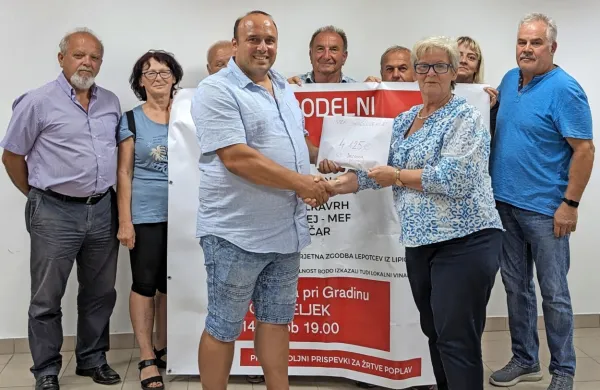 Sebastijan Šavle je 4125 evrov izročil predsednici koprskega 
Rdečega križa Marti Komel.