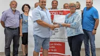 Sebastijan Šavle je 4125 evrov izročil predsednici koprskega 
Rdečega križa Marti Komel.