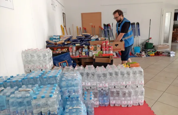 V občinah sov sodelovanju z različnimi organizacijami, štabi 
civilne zaščite in humanitarnimi organizacijami organizirali zbiranje pomoči (na fotografiji zbiralna akcijav Klancu pri Kozini).   